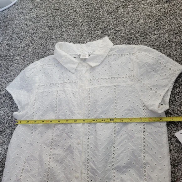 KIRIOUS boutique NWT Eyelet Top Blouse White Medium Crop - Picture 10 of 13